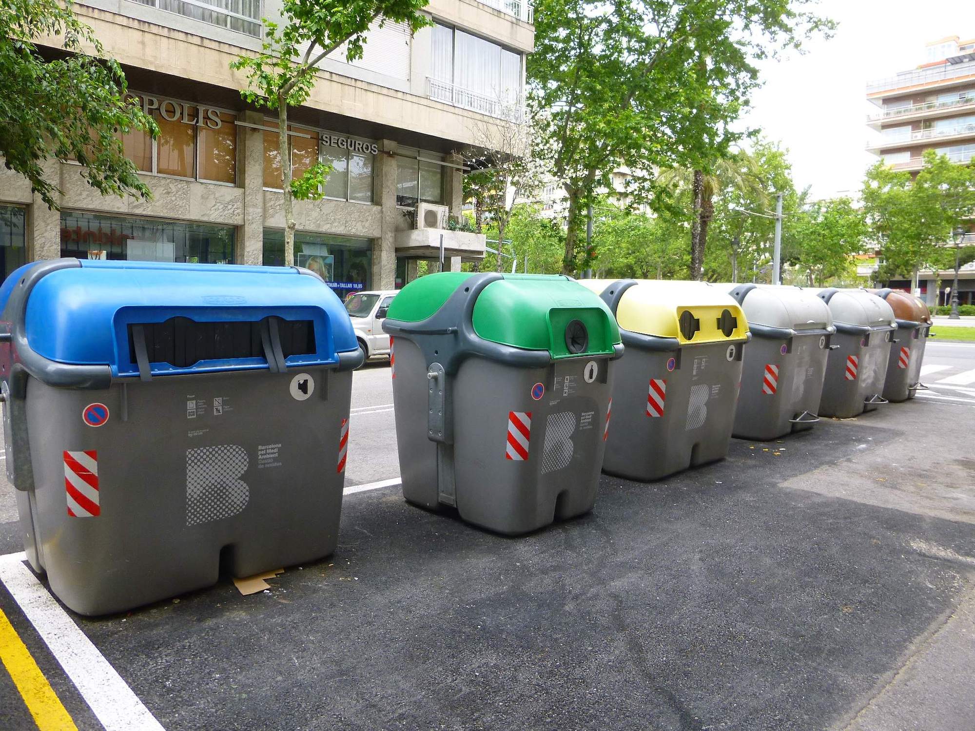 Barcelona one of the world's most sustainable cities - separate waste collection -_-_reciclaje_de_residuos_urbanos_04-min